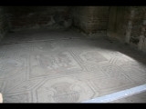 06316 ostia - regio iii - insula ix - domus dei dioscuri (iii,ix,1) - raum h - mosaik - gesehen von norden.jpg